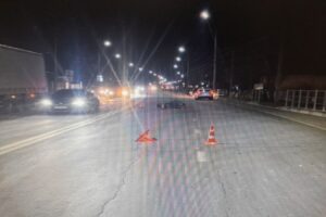 Без водительских прав и госномеров: 16-летняя девушка на мотоцикле влетела в иномарку в Новороссийске