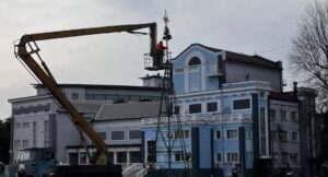 На главной площади в Туапсе начали устанавливать новогоднюю ель