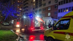 В Краснодаре хозяин загоревшегося самоката спасался от пожара, сидя на кондиционере 15 этажа