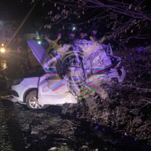 На Кубани отечественную легковушку выбросило под большегруз, водитель погиб на месте
