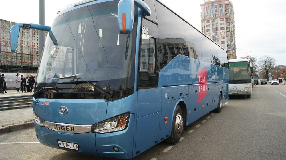 Краснодарскому театру драмы купили круизный автобус на 50 мест