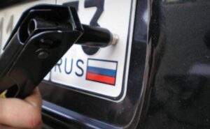В Краснодаре мигрант воровал госномера с машин и требовал за них выкуп