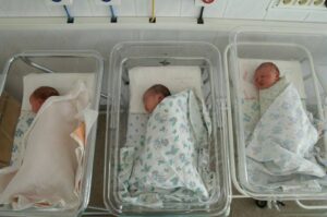 В роддомах Кубани за сутки приняли три двойни