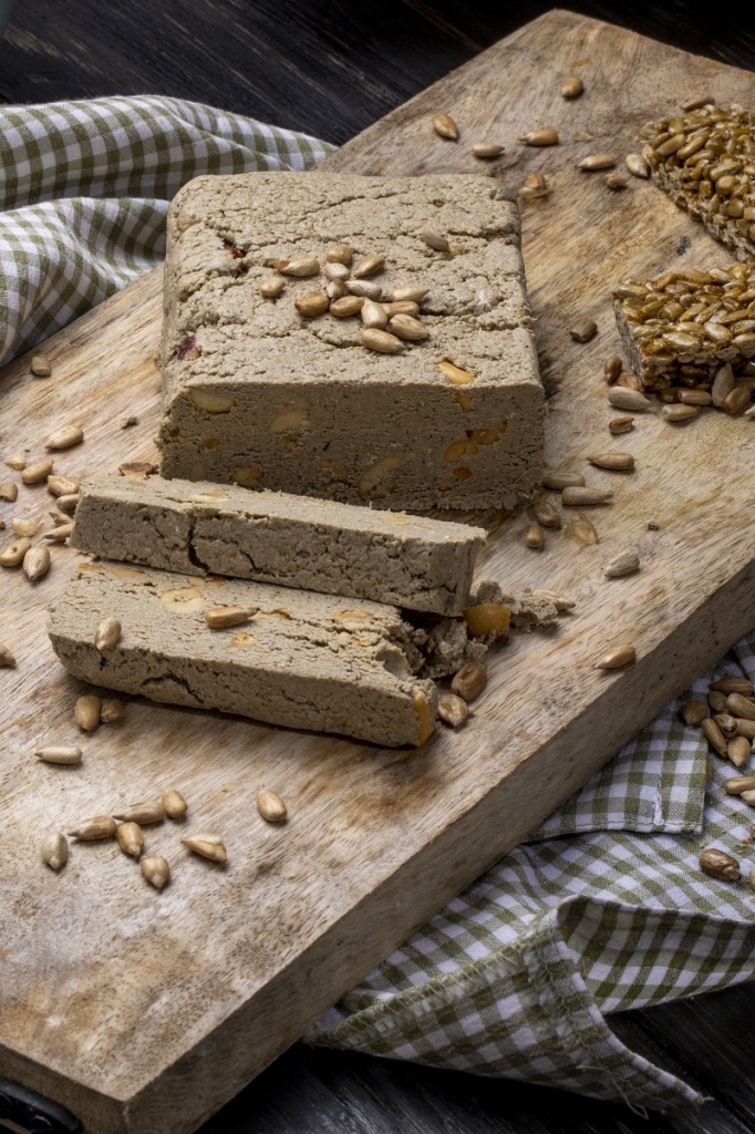 side-view-tasty-slices-halva-with-sunflower-seeds-wooden-board.jpg Подсолнечная халва с цельными семечками