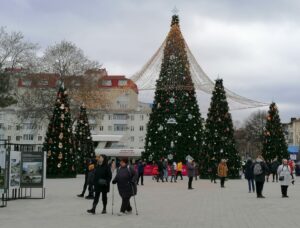 Световое шоу и сразу шесть новогодних елок: в Анапе открыли Театральную площадь