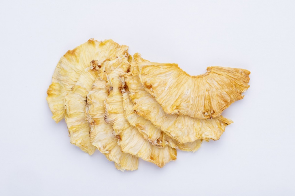 top-view-dried-pineapple-slices-isolated-white-background.jpg Дольки сушеного ананаса на белом фоне