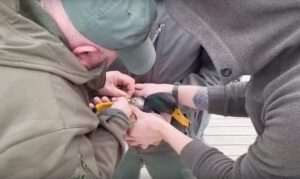 Попалась, как рыбка: на озере Абрау спасли утку, попавшуюся на крючок