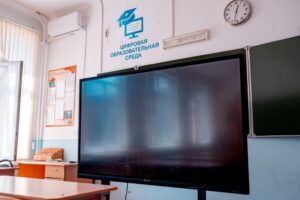 Столичная компания поставила в новую школу Сочи 69 сенсорных досок