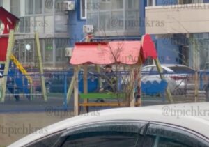 Полиция ищет мужчину, стрелявшего из оружия на детской площадке в Краснодаре