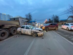 Пробка длиной 4 км образовалась из-за массовой аварии в час-пик в Краснодаре