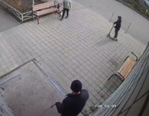 Дети ударили престарелого мужчину в Краснодаре, а после закидали мусором