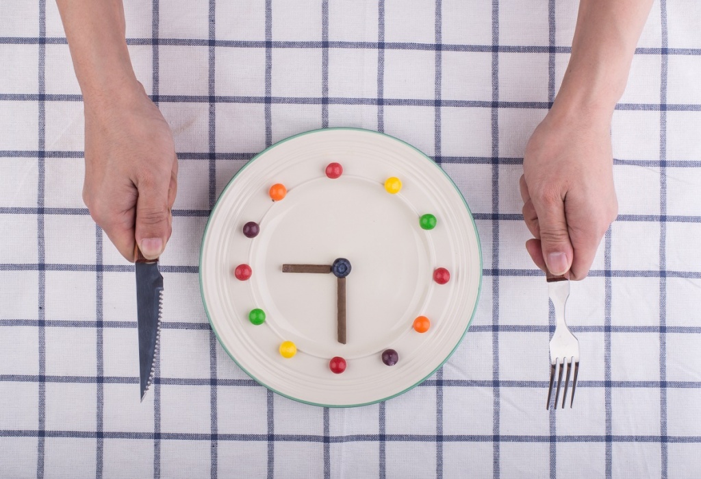 eating-time.jpg Мужчина сидит перед пустой тарелкой и держит столовые приборы