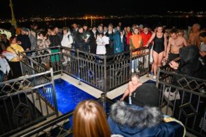 В Новороссийске около 300 человек обеспечат безопасность крещенских купаний в проруби