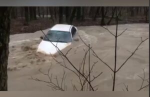 Мощный поток реки унес легковушку в водохранилище под Новороссийском