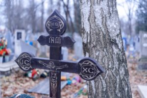 На Кубани приезжий подросток разгромил сельское кладбище