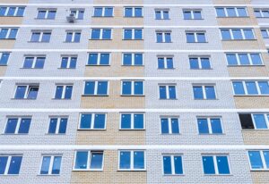 Многоэтажку для переселенцев летом сдадут в Сочи