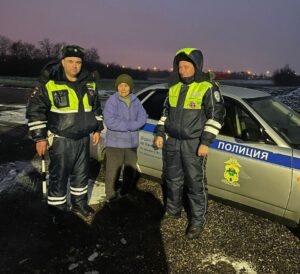 Сотрудники ГИБДД обнаружила пенсионерку в легкой куртке на трассе Краснодар-Ейск