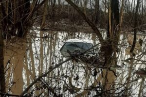 Труп мужчины нашли в утонувшей легковушке в Горячем Ключе