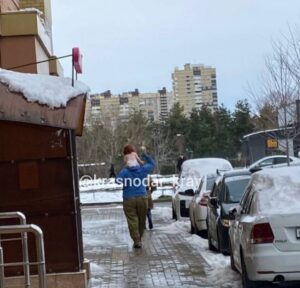 Бастрыкин узнал о прогулке мужчины с полуголым ребенком в Краснодаре и потребовал разобраться