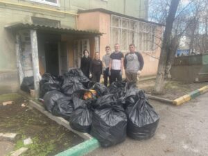 В Новороссийске волонтеры наводят порядок в квартире пенсионерки с синдромом Плюшкина