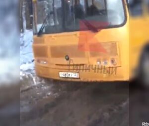 «Пытались вытащить другие машины»: автобус со школьниками застрял в грязи на разбитой дороге в Краснодаре