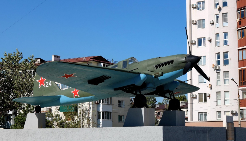 Памятник самолету ИЛ-2 в Новороссийске