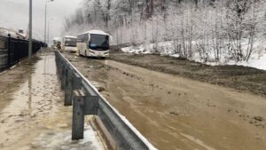 Горную дорогу в Сочи оперативно расчистили от грязевой сели
