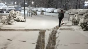 Улицы Краснодара продолжают разгребать от снега