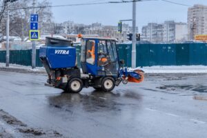 Более 50 машин и 500 человек чистят заснеженные улицы Краснодара