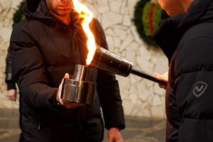 Делегация Кубани везет частицу Вечного огня с Мамаева Кургана в Анапу