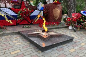 Разбитую табличку у памятного знака на горе Жень обновили в Новороссийске