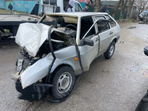 Три человека пострадали в аварии легковушек в Краснодаре