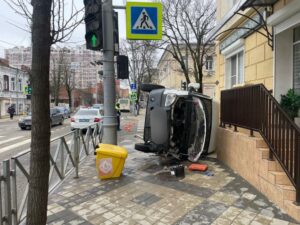 «Газель» перевернулась и вылетела на тротуар в центре Краснодара