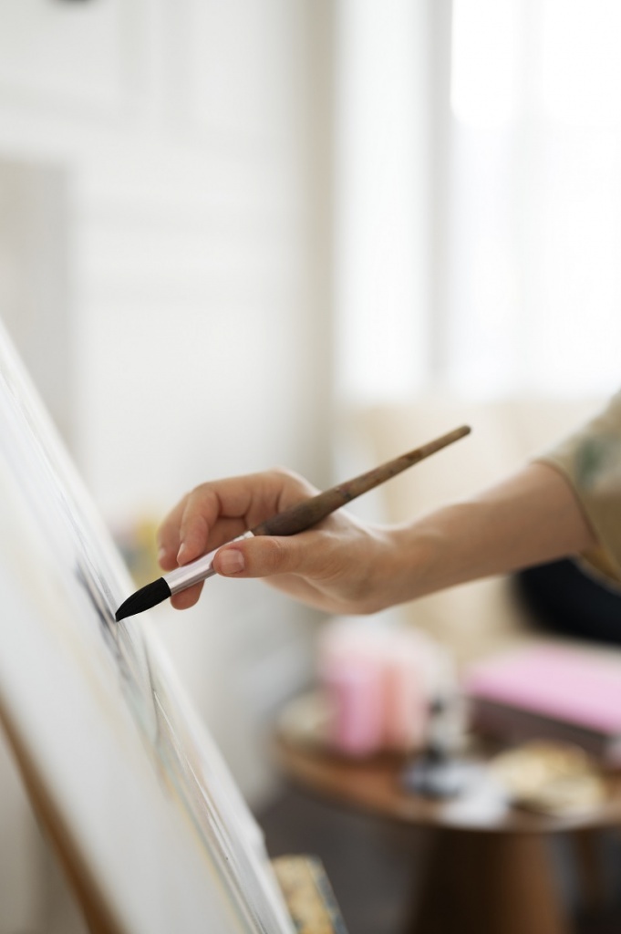 young-woman-working-her-worshop.jpg Девушка занимается живописью