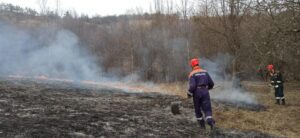Четыре дня спасатели пытаются потушить горящую траву в Апшеронском районе