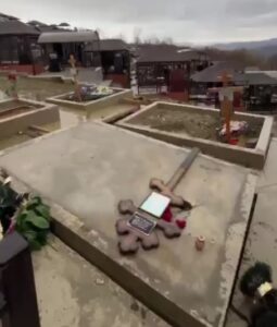 Треснули основания могил: в Сочи кладбище съезжает в овраг