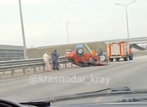 «Лексус» перевернулся на трассе в Краснодаре