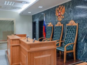 Суд озвучил наказание агрессивным краснодарцам, прокатившим голую подругу на крыше авто