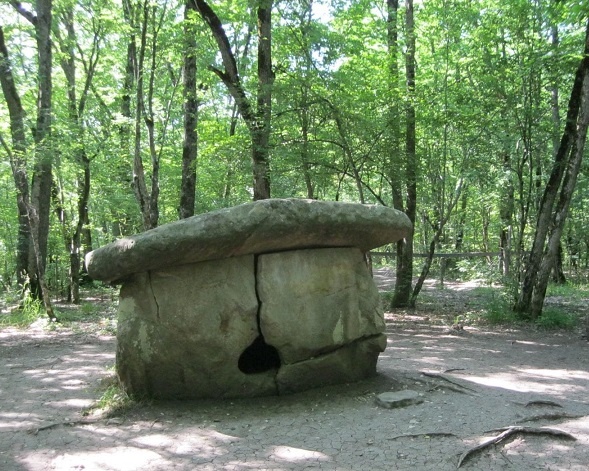 Шапшугский дольмен Источник dolmen-map.ru Шапшугский дольмен