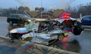 На Кубани оторвавшийся от фуры прицеп сплющил иномарку