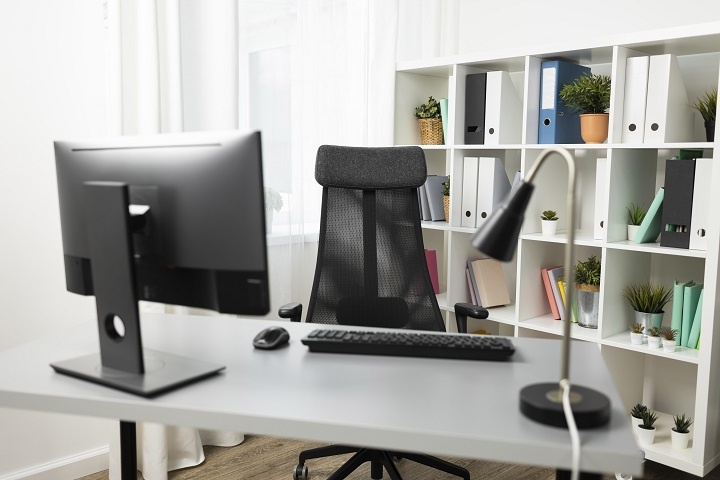 front-view-office-desk-with-computer-chair.jpg Рабочий кабинет с компьютером
