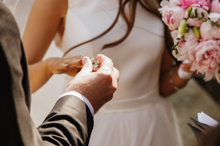 groom-puts-wedding-ring-bride-s-hand.jpg Счастливые даты для заключения брака