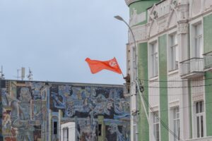 Знамя Победы водрузили на здание в центре Краснодара