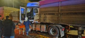 Водителя фуры вырезали из искореженной кабины под Армавиром
