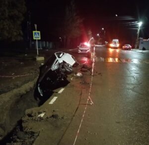 Иномарка с детьми в салоне съехала в траншею на Кубани из-за ремонта на дороге