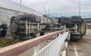 Груженый автомобиль рухнул с дороги в Сочи