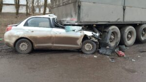 На Кубани легковушка влетела в стоящую на обочине фуру