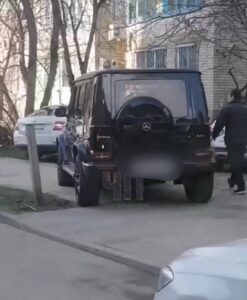 В Краснодаре ищут водителя черного «Гелендвагена»