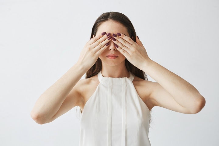 portrait-young-brunette-girl-covering-eyes-with-hands.jpg Молодая женщина делает зарядку для глаз