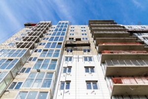 В Сочи многоэтажка для переселенцев готова на 80%